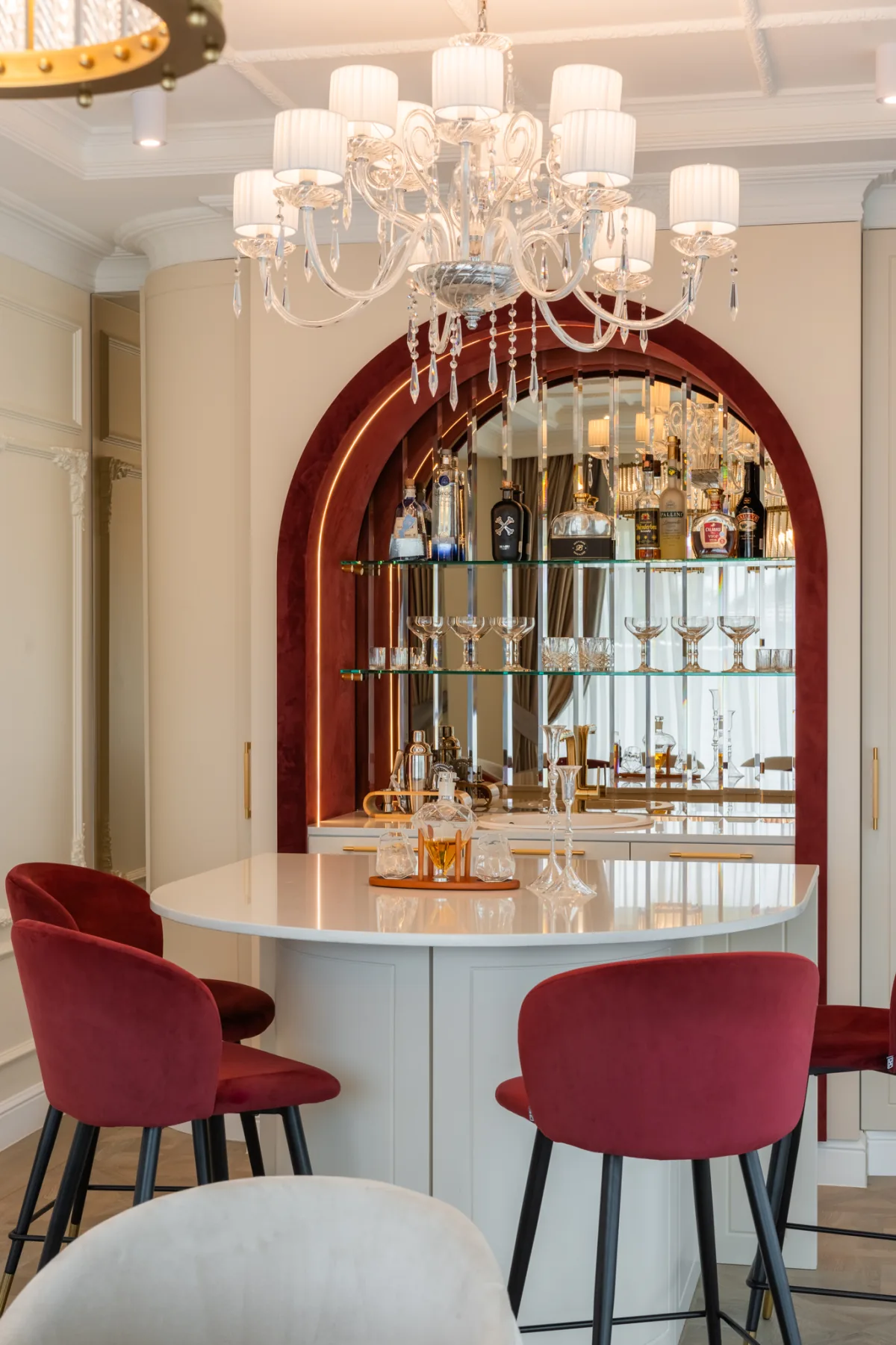Dining cu candelabru de cristal, bar cu oglinzi și scaune vișinii
