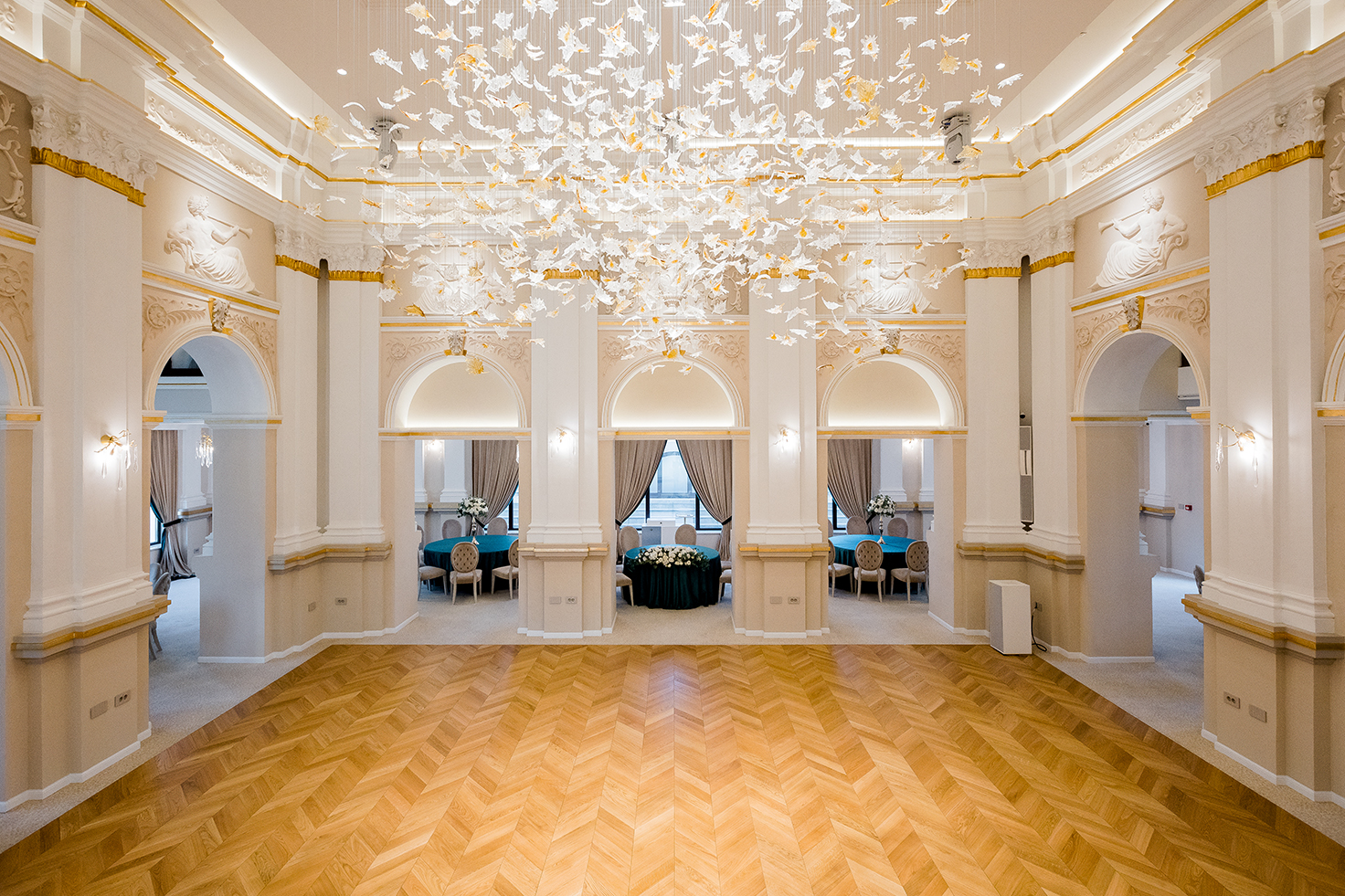 Sala principală a Vechiul Cazinou din Arad, cu arcade decorative, detalii aurii și parchet